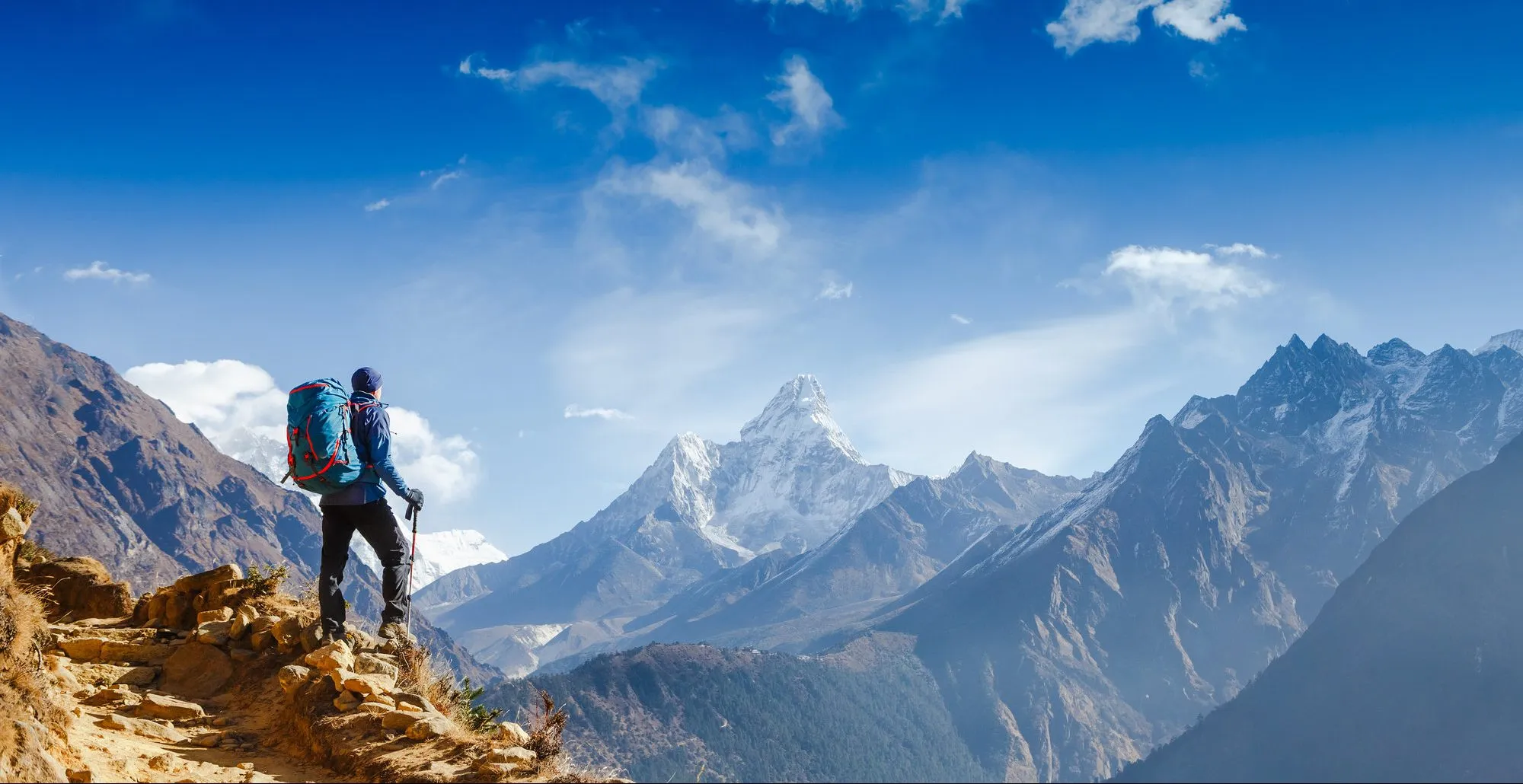 Randonneur devant les montagnes — atteindre vos sommets financiers